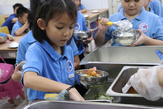 Suất ăn bán trú khi giao tới trường phải cân ký - Ảnh 12. Suất ăn bán trú khi giao tới trường phải cân ký - Ảnh 12.