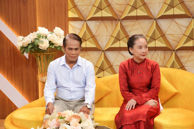 NSƯT Vân Khánh khóc nghẹn trước cặp vợ chồng già mất con ngay mùng 1 tết - Ảnh 2. NSƯT Vân Khánh khóc nghẹn trước cặp vợ chồng già mất con ngay mùng 1 tết - Ảnh 2.