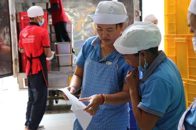Suất ăn bán trú khi giao tới trường phải cân ký - Ảnh 3. Suất ăn bán trú khi giao tới trường phải cân ký - Ảnh 3.