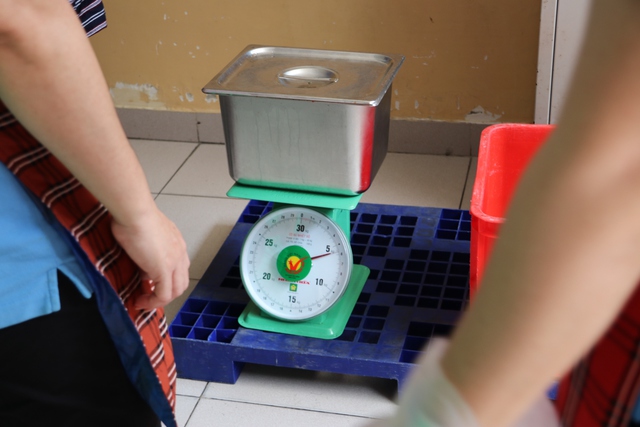 Suất ăn bán trú khi giao tới trường phải cân ký - Ảnh 4. Suất ăn bán trú khi giao tới trường phải cân ký - Ảnh 4.