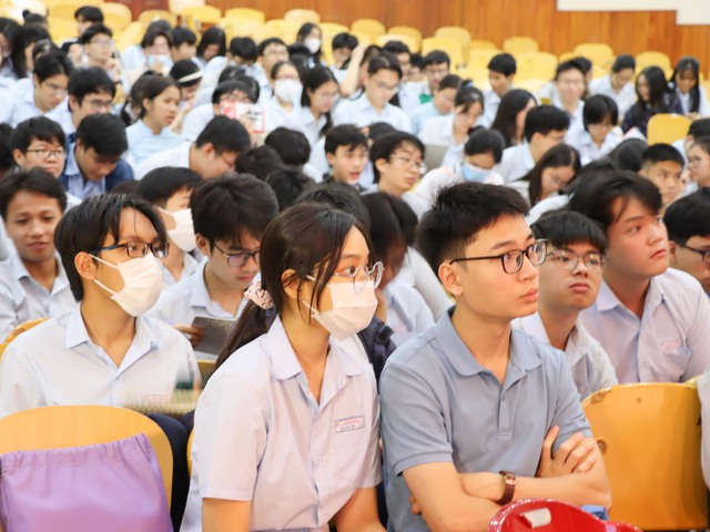 Học sinh cần làm gì để hội nhập kỷ nguyên số? - Ảnh 1. Học sinh cần làm gì để hội nhập kỷ nguyên số? - Ảnh 1.