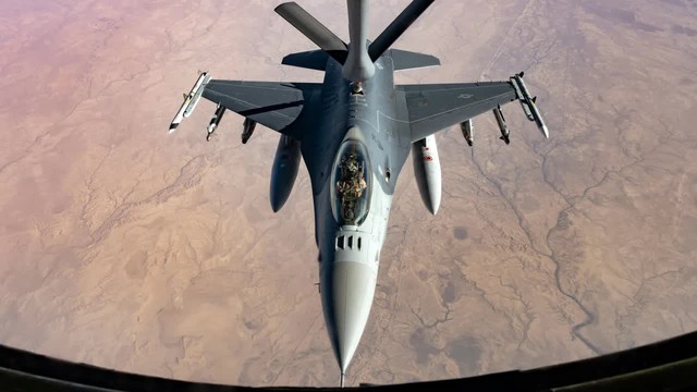 Phi công Ukraine bắt đầu học bay với F-16 tại Mỹ - Ảnh 1.