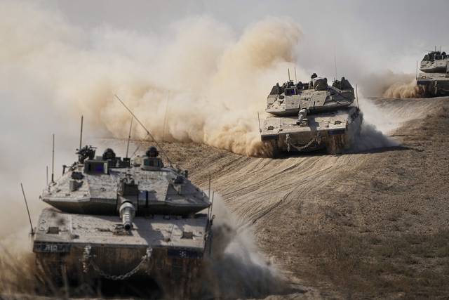 Xe tăng của Israel hướng về Dải Gaza hôm 13.10 Ảnh: AP