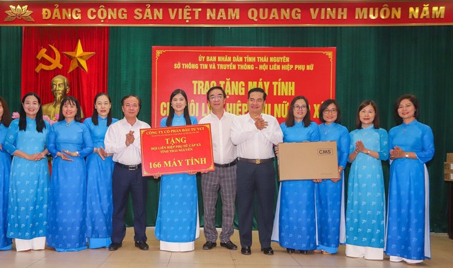 Thái Nguyên tặng 166 máy tính cho hội phụ nữ cấp xã tham gia chuyển đổi số - Ảnh 1.