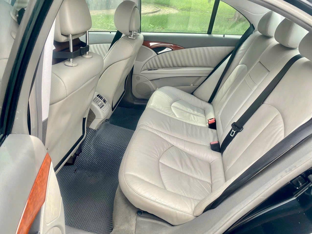 Xe hiếm Mercedes-Benz E280 số sàn tại Việt Nam - Ảnh 3. Xe hiếm Mercedes-Benz E280 số sàn tại Việt Nam - Ảnh 3.