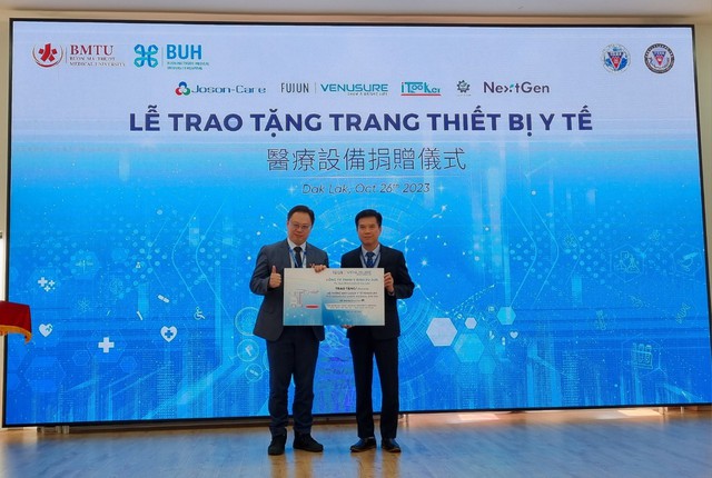 Bác sĩ Võ Minh Thành, Giám đốc Bệnh viện Đại học Y dược tiếp nhận các vật tư y tế do các nhà tài trợ phía Đài Loan trao tặng.