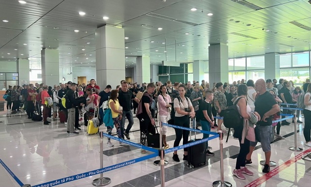Phú Quốc đón chuyến bay đầu tiên từ Cộng hòa Séc với hơn 430 du khách - Ảnh 1.