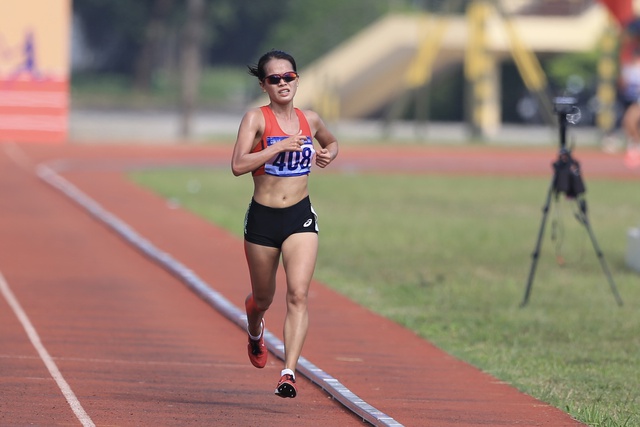 Cô gái nhỏ nhắn Lê Thị Tuyết lần đầu đoạt HCV 10.000 m điền kinh quốc gia - Ảnh 3.