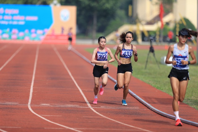 Cô gái nhỏ nhắn Lê Thị Tuyết lần đầu đoạt HCV 10.000 m điền kinh quốc gia - Ảnh 2.