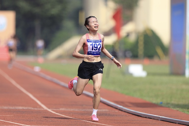 Cô gái nhỏ nhắn Lê Thị Tuyết lần đầu đoạt HCV 10.000 m điền kinh quốc gia - Ảnh 1.