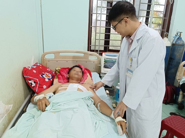 Cứu sống bệnh nhân bị lưỡi dao của máy cắt cỏ gãy văng găm sâu vào ngực - Ảnh 1. Cứu sống bệnh nhân bị lưỡi dao của máy cắt cỏ gãy văng găm sâu vào ngực - Ảnh 1.
