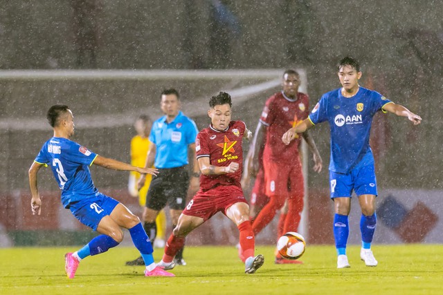 Hòa trận derby xứ Nghệ, HLV đội Hà Tĩnh nói VAR gây tâm lý cho cầu thủ - Ảnh 2.