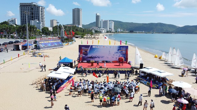 Cận cảnh giải đua thuyền buồm lần đầu tổ chức tại Bình Định - Ảnh 1.