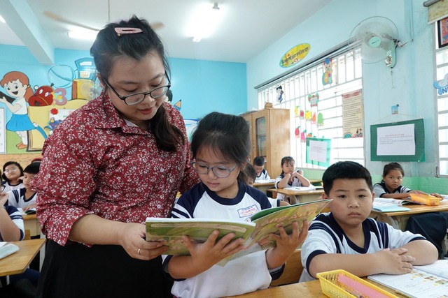 Chọn sách giáo khoa: Một bước thực hiện dân chủ học đường - Ảnh 1. Chọn sách giáo khoa: Một bước thực hiện dân chủ học đường - Ảnh 1.
