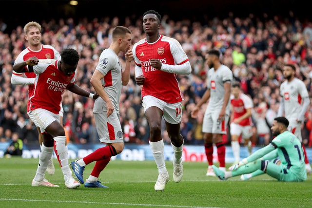 Nketiah ghi hat-trick, Arsenal không để Tottenham ngồi yên ở ngôi đầu Ngoại hạng Anh - Ảnh 1.