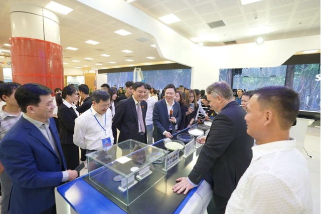 Thủ tướng Chính phủ Phạm Minh Chính tham quan gian hàng Masan High-Tech Materials  Ảnh: Masan High-Tech Materials)