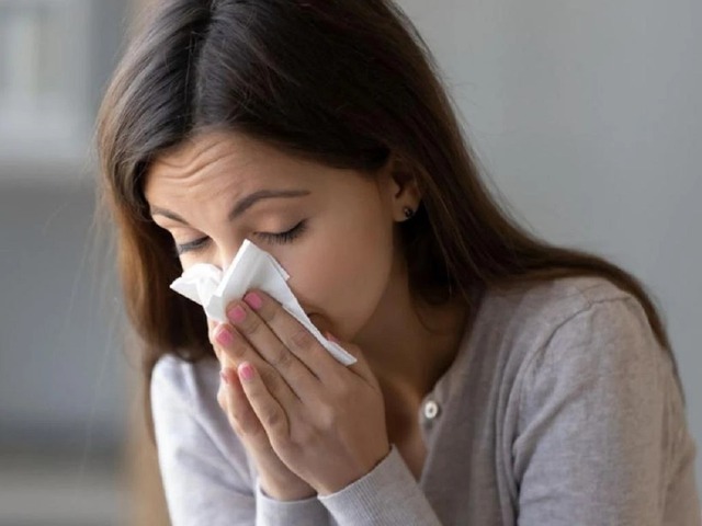 Bác sĩ giải thích vì sao bạn hay hắt hơi, chảy mũi khi nằm phòng lạnh - Ảnh 1.