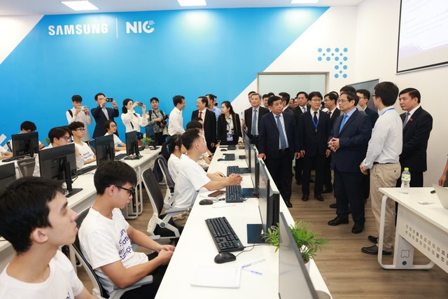 300 sinh viên tham gia các khóa học Big Data, AI, IoT tại NIC Hòa Lạc - Ảnh 1.