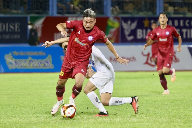 Văn Toàn chưa 'nổ súng' nhưng CLB Nam Định vẫn chiếm ngôi đầu V-League  - Ảnh 4.