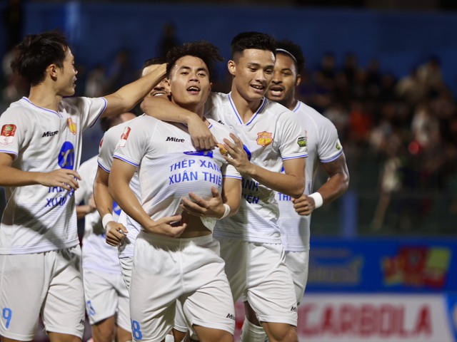 Văn Toàn chưa 'nổ súng' nhưng CLB Nam Định vẫn chiếm ngôi đầu V-League  - Ảnh 2.