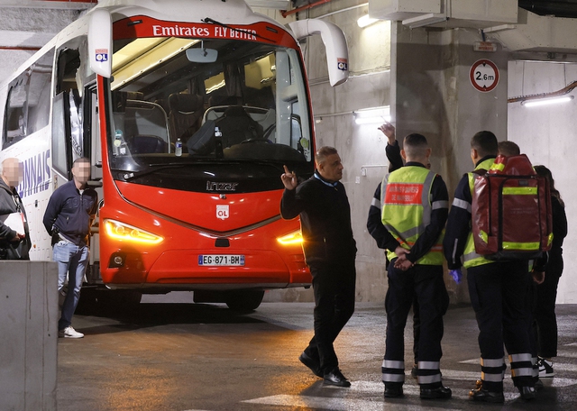 Derby bóng đá Pháp bị hủy sau sự cố HLV của Lyon ôm mặt máu - Ảnh 1. Derby bóng đá Pháp bị hủy sau sự cố HLV của Lyon ôm mặt máu - Ảnh 1.