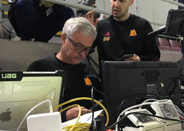 AS Roma bại trận trước Inter Milan, HLV Mourinho ngán ngẩm trọng tài - Ảnh 2. AS Roma bại trận trước Inter Milan, HLV Mourinho ngán ngẩm trọng tài - Ảnh 2.