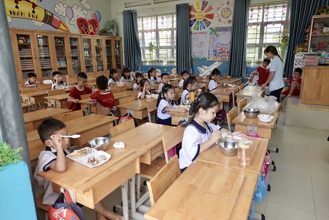 Nỗi lo bữa ăn bán trú - Ảnh 1. Nỗi lo bữa ăn bán trú - Ảnh 1.