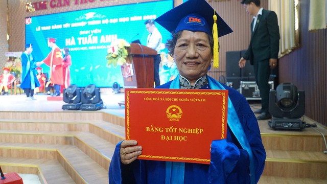 Cụ bà tốt nghiệp dược sĩ ở tuổi 75 khiến nhiều người nể phục - Ảnh 2. Cụ bà tốt nghiệp dược sĩ ở tuổi 75 khiến nhiều người nể phục - Ảnh 2.