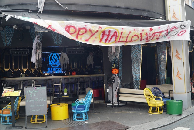 Phố Tây Bùi Viện hóa ‘ma mị’ trước đêm Halloween - Ảnh 3. Phố Tây Bùi Viện hóa ‘ma mị’ trước đêm Halloween - Ảnh 3.