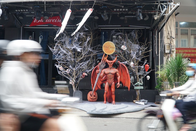 Phố Tây Bùi Viện hóa ‘ma mị’ trước đêm Halloween - Ảnh 5. Phố Tây Bùi Viện hóa ‘ma mị’ trước đêm Halloween - Ảnh 5.