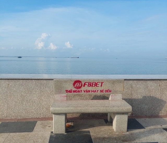 Hàng loạt ghế đá ở TP.Vũng Tàu bị sơn quảng cáo cá cược   - Ảnh 2.
