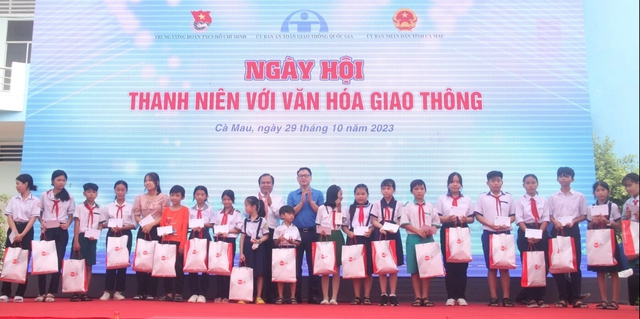 Thượng tôn pháp luật để xây dựng văn hóa giao thông an toàn” - Ảnh 2.