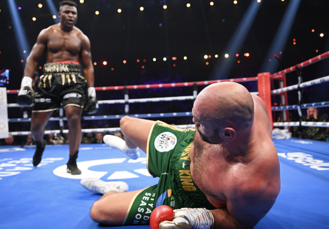 Võ sĩ được Cristiano Ronaldo tặng đồng hồ suýt thắng nhà vô địch WBC Tyson Fury - Ảnh 1.