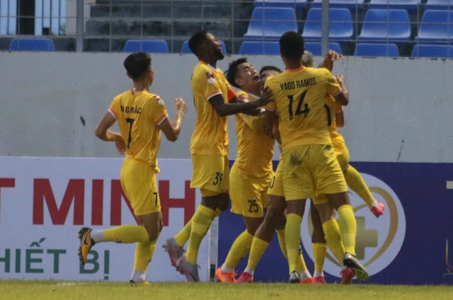 V-League 2023-2024: Patrik Lê Giang giúp CLB TP.HCM hòa may mắn trước Quảng Nam - Ảnh 2.