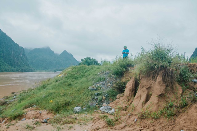 Người dân ven sông Gianh lo lắng sạt lở bờ kè mùa mưa lũ - Ảnh 1.