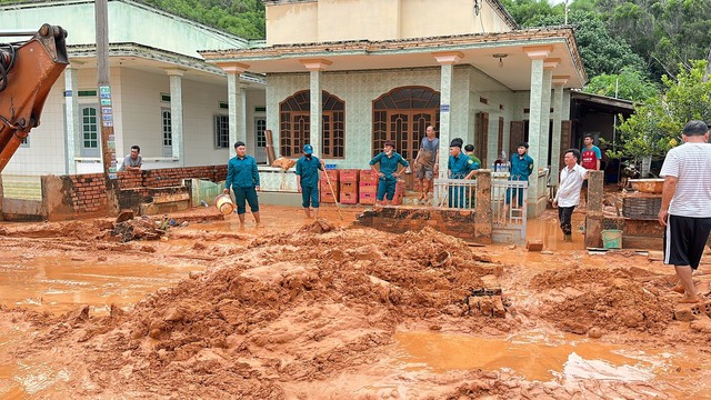 Bình Thuận: Lũ cát đỏ tràn ngập đường, hư hỏng nhà dân từ đâu ra ? - Ảnh 1.