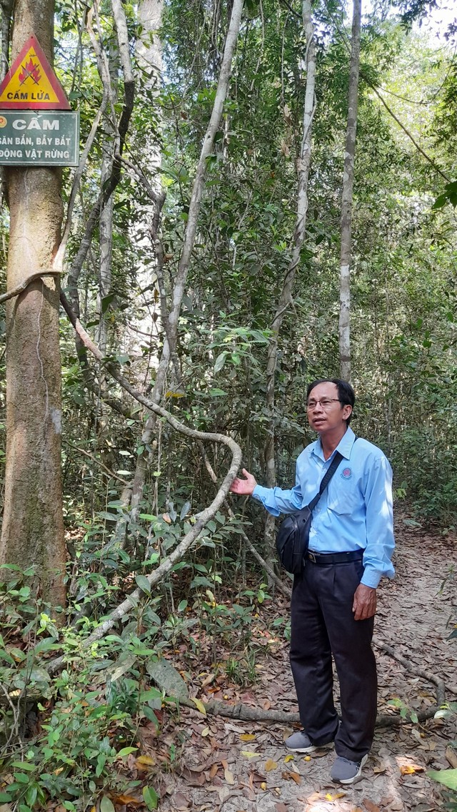 Anh Nguyễn Duy Kỳ, cán bộ VQG đang thuyết mình về dây gùi
