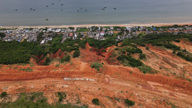 Bình Thuận: Lũ cát đỏ tràn ngập đường, hư hỏng nhà dân từ đâu ra ? - Ảnh 9.