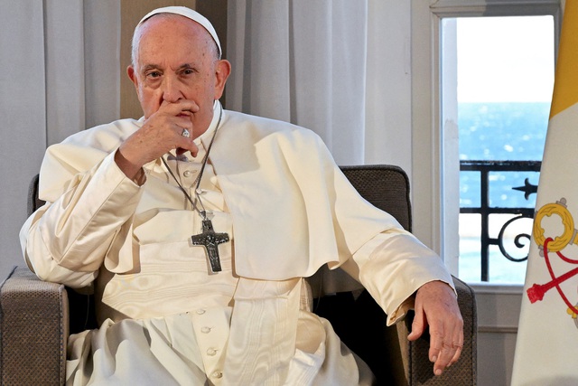 Giáo hoàng Francis thách thức các hồng y bảo thủ về quyền của người LGBTQ - Ảnh 1.