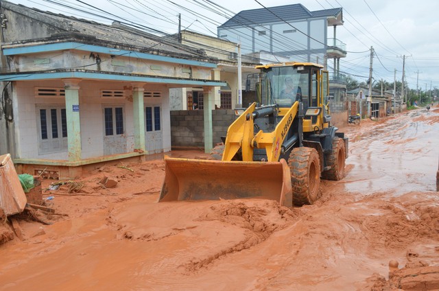 Bình Thuận: Lũ cát đỏ tràn ngập đường, hư hỏng nhà dân từ đâu ra ? - Ảnh 7.