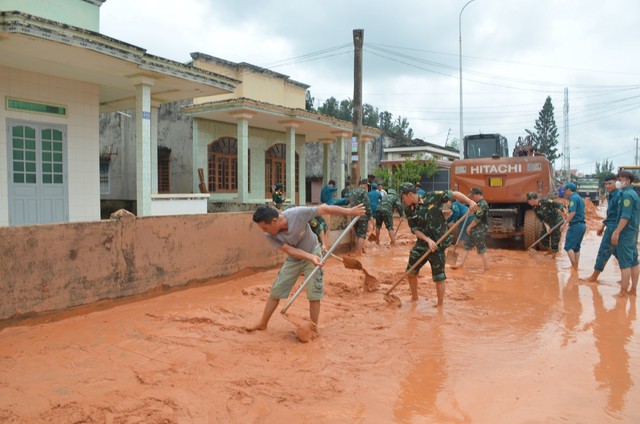 Bình Thuận: Lũ cát đỏ tràn ngập đường, hư hỏng nhà dân từ đâu ra ? - Ảnh 6.