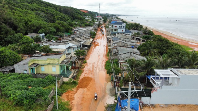 Bình Thuận: Lũ cát đỏ tràn ngập đường, hư hỏng nhà dân từ đâu ra ? - Ảnh 8.