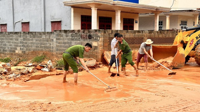 Bình Thuận: Lũ cát đỏ tràn ngập đường, hư hỏng nhà dân từ đâu ra ? - Ảnh 5.