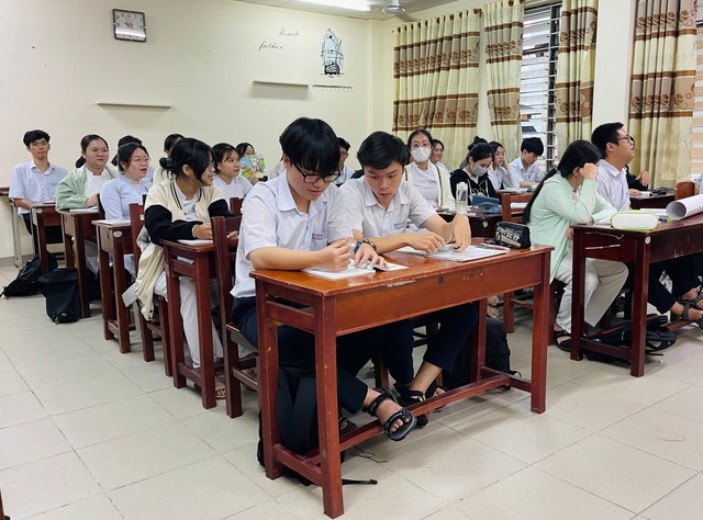 Bàn ghế nhà trường không còn phù hợp với thể trạng học sinh: Chờ hướng dẫn mới  - Ảnh 1.