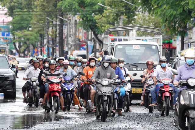 Người Cần Thơ khốn khổ vì 'combo' ngập n kèm ổ gà do đường đang sửa - Ảnh 3.