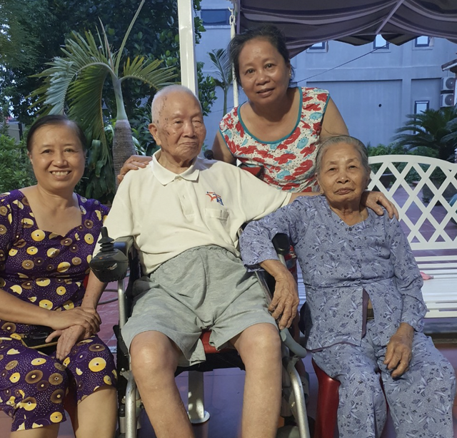 Nghẹn ngào giây phút em gái 88 tuổi quyến luyến chia tay anh trai 101 tuổi - Ảnh 2.