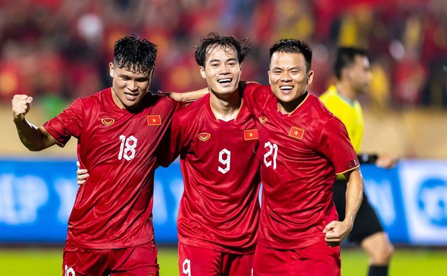 Chờ ông Troussier trổ tài “đãi cát tìm vàng” - Ảnh 1. Chờ ông Troussier trổ tài “đãi cát tìm vàng” - Ảnh 1.