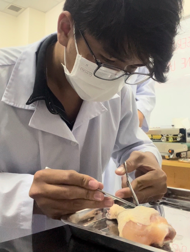 Học điều dưỡng - 'Nghề làm dâu trăm họ' - Ảnh 2. Học điều dưỡng - 'Nghề làm dâu trăm họ' - Ảnh 2.