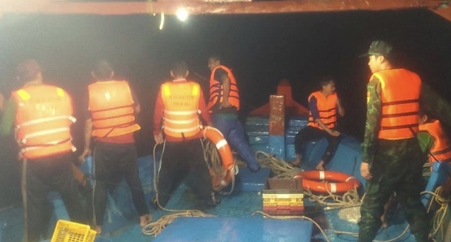 Đồn biên phòng Khánh Hội: Kịp thời cứu 15 ngư dân bị chìm tàu trên biển - Ảnh 1.