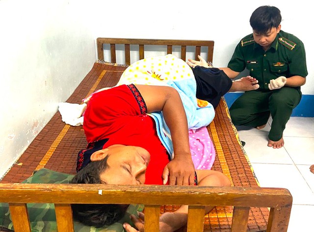 Đồn biên phòng Khánh Hội: Kịp thời cứu 15 ngư dân bị chìm tàu trên biển - Ảnh 2. Đồn biên phòng Khánh Hội: Kịp thời cứu 15 ngư dân bị chìm tàu trên biển - Ảnh 2.